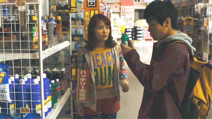 《生存家族》一部日本电影，全世界都停电了，女儿和儿子到超市内搜刮一番