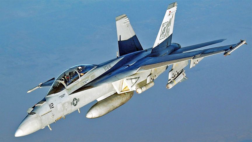 美国航美上的战斗机F_18，上面的飞行员是怎么训练的，太艰难了