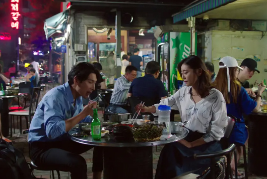 《发狂的现代史》电影解说文案