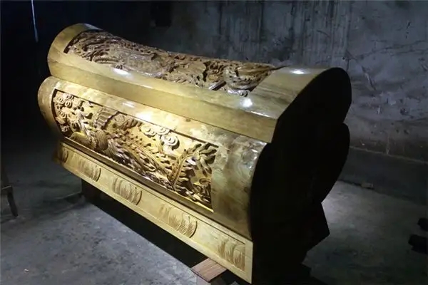 这位拥有100位子嗣的君主用着简陋的棺木中