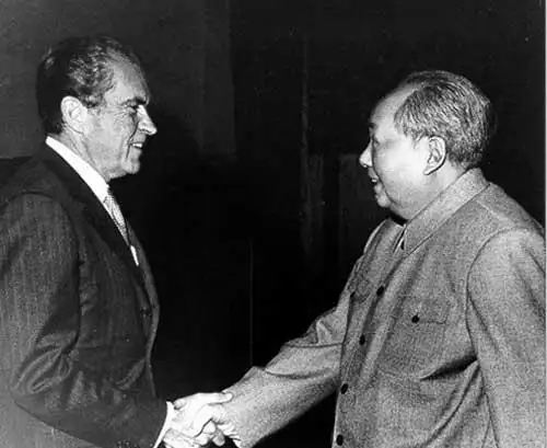 尼克松访华时，问怎么称呼蒋介石，毛主席回答7字让其哈哈大笑