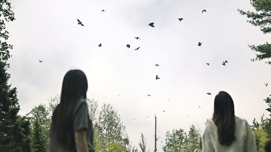 《梦魇绝镇一日赴死》2022恐怖美剧《梦魇绝镇》第八期，鬼打墙的小镇，群魔乱舞