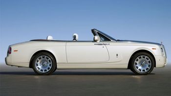 探秘劳斯莱斯的生产工厂，纯手工打造的车辆，连脚踏板都能定制