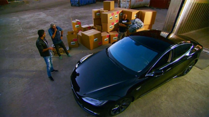 寻宝人花11500美刀拍下集装箱，开出一辆原装特斯拉，直接赚翻了