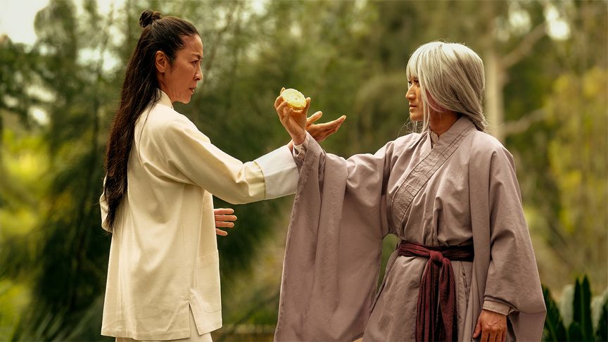 《瞬息全宇宙黑狱》口碑炸裂，上线好评不断，2022杨紫琼最新科幻动作《瞬息全宇宙》