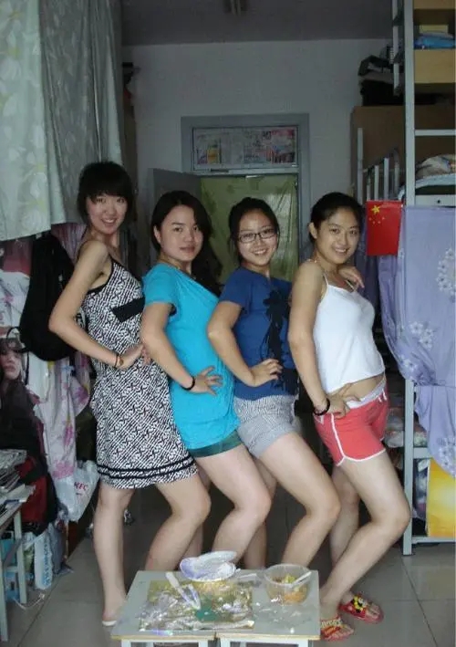 《女大学生宿舍》电影解说文案